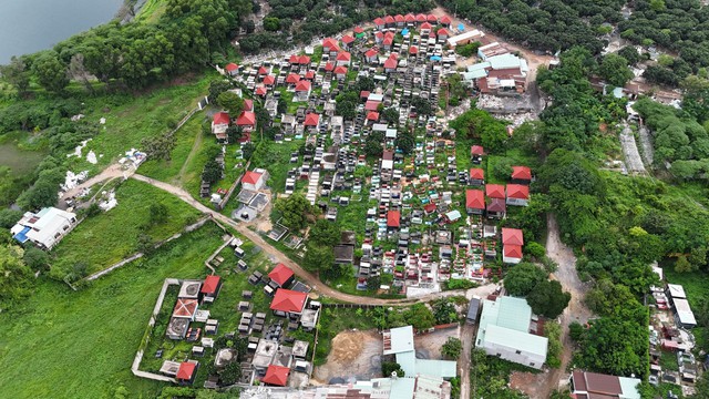 Xây trái phép nghĩa trang hơn 2,5 ha: Yêu cầu chủ đất không mua bán huyệt mộ- Ảnh 1.