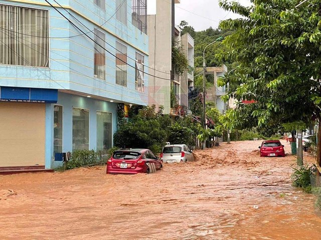 Mưa lớn xuyên đêm, nước lũ cuồn cuộn ập về, nhiều tuyến phố Sơn La ngập nặng- Ảnh 3.