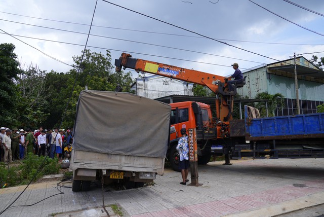 Va chạm với xe tải, người phụ nữ tử vong kẹt dưới cabin- Ảnh 1.