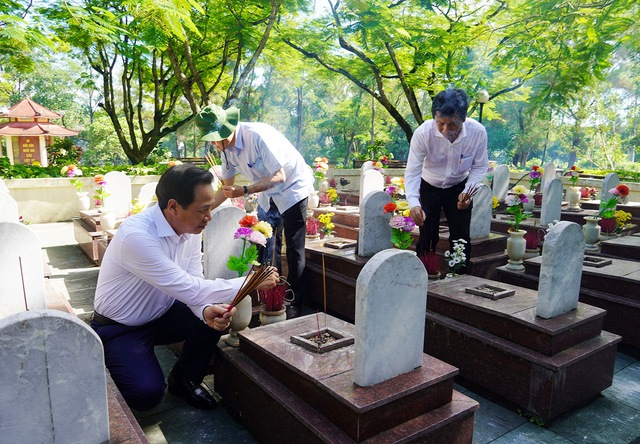 Bộ trưởng Bộ LĐ-TX-XH Đào Ngọc Dung (ngồi) và Phó chủ tịch UBND tỉnh Quảng Trị Hoàng Nam (bìa phải) thắp hương tại NTLS quốc gia Trường Sơn. ẢNH: T.L