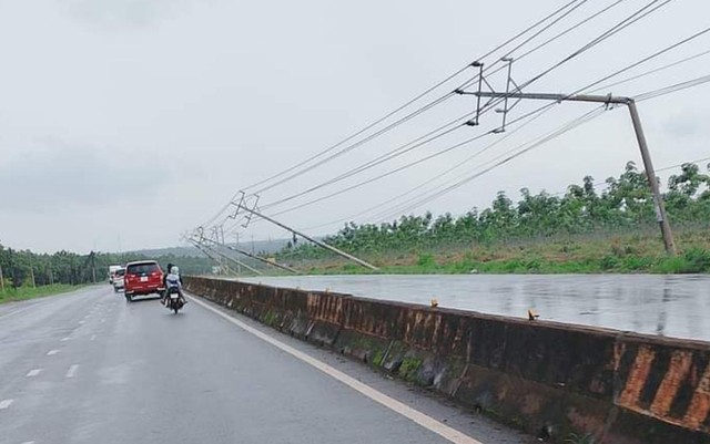 Bình Phước: Lốc xoáy làm nhiều trụ điện dọc đường ĐT 741 bị ngã đổ- Ảnh 1.