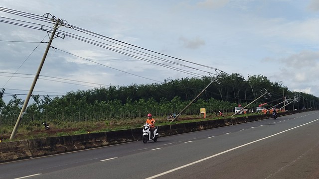 Bình Phước: Lốc xoáy làm nhiều trụ điện dọc đường ĐT 741 bị ngã đổ- Ảnh 4.