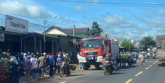 Khẩn trương khắc phục tai nạn xe container lao vào nhà dân- Ảnh 2.