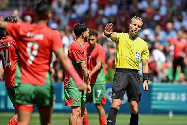 Chưa xong đơn kiện của Argentina, FIFA lại đau đầu vì Ma Rốc tố trọng tài như ‘hề’- Ảnh 2.