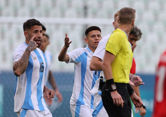 Chưa xong đơn kiện của Argentina, FIFA lại đau đầu vì Ma Rốc tố trọng tài như ‘hề’- Ảnh 1.