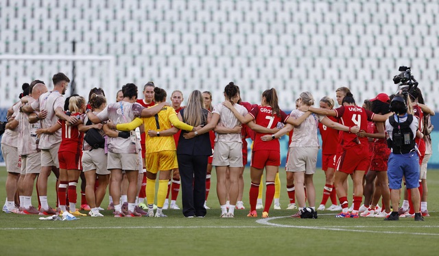 Quay lén đối thủ, HLV đội tuyển nữ Canada mất việc ở Olympic: Còn bị FIFA điều tra- Ảnh 2.