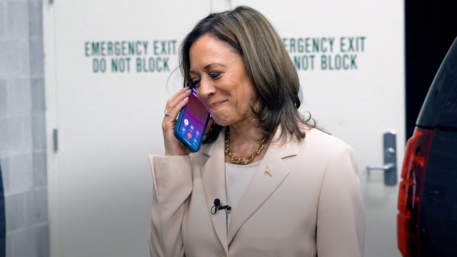 Vợ chồng cựu Tổng thống Barack Obama chính thức ủng hộ bà Kamala Harris- Ảnh 1.