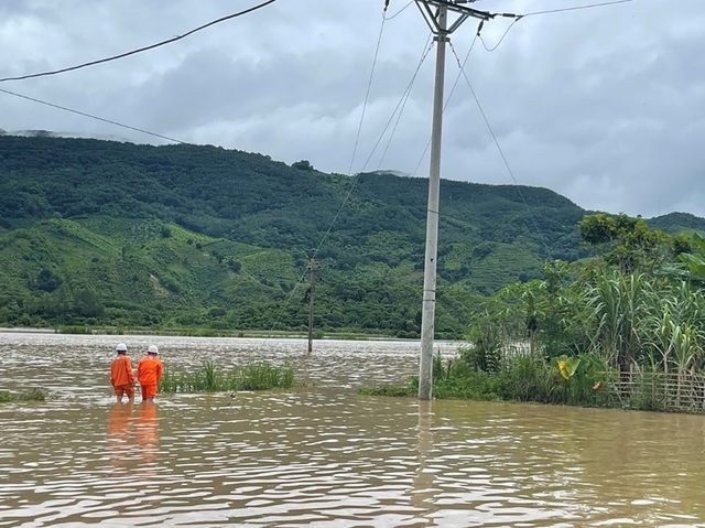 Mưa lũ, ngập lụt khiến việc tiếp cận các khu vực mất điện gặp nhiều khó khăn