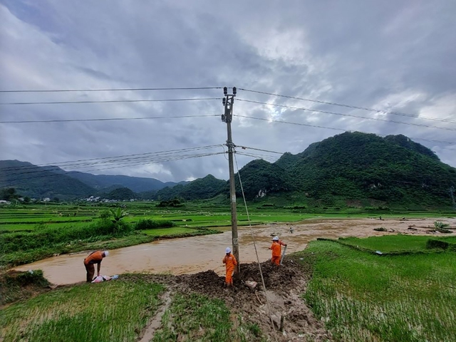 Công nhân điện lực khu vực Thuận Châu - Quỳnh Nhai, Công ty Điện lực Sơn La khẩn trương khắc phục sự cố do mưa lũ