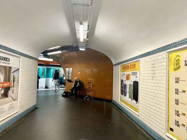 Khám phá Paris bằng tàu điện ngầm- Ảnh 9.