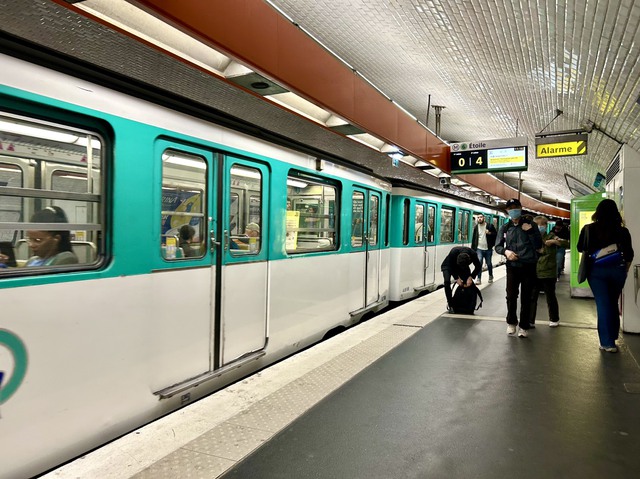 Khám phá Paris bằng tàu điện ngầm- Ảnh 1.