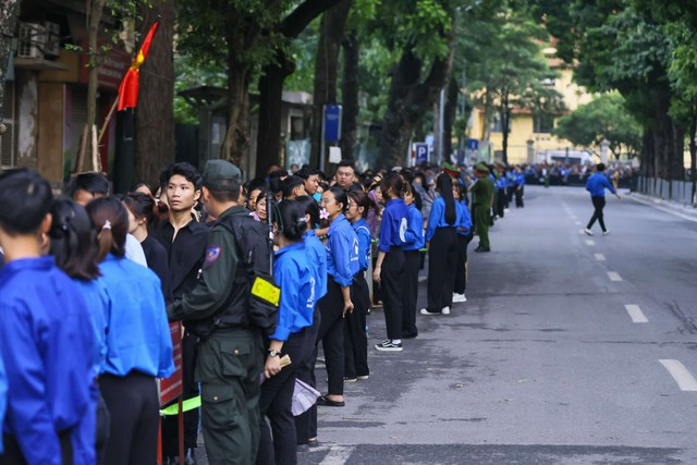 'Lực lượng đặc biệt' dãi nắng, dầm mưa hỗ trợ nhân dân đến viếng Tổng Bí thư- Ảnh 1.