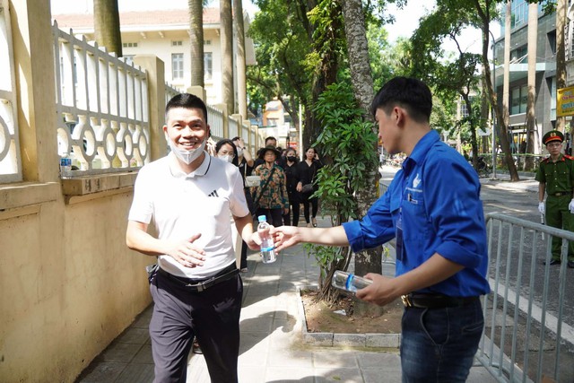 'Lực lượng đặc biệt' dãi nắng, dầm mưa hỗ trợ nhân dân đến viếng Tổng Bí thư- Ảnh 3.