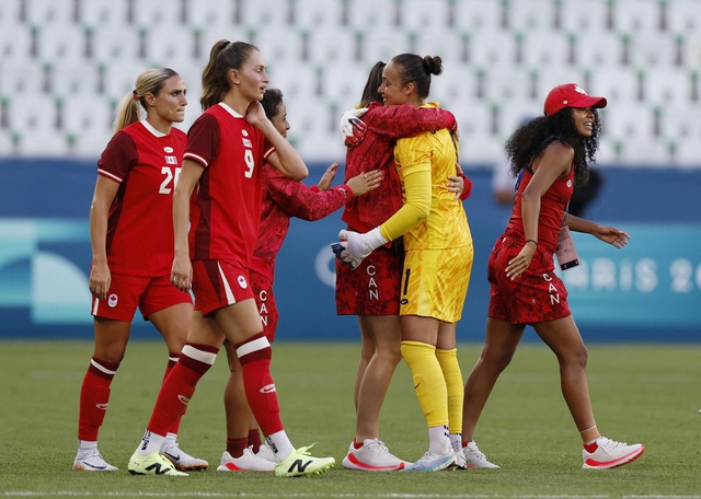 FIFA trừ đội tuyển nữ Canada 6 điểm tại Olympic, cấm HLV chỉ đạo 1 năm- Ảnh 2.