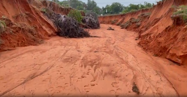 Bình Thuận: Mưa lớn gây sạt lở, ách tắc giao thông ở Phan Thiết- Ảnh 2.