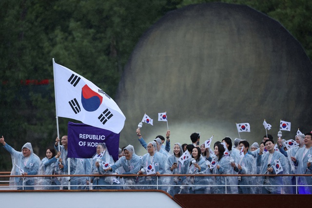 Lễ khai mạc Olympic 2024 hoành tráng nhưng vẫn có ‘sạn’ vì những sự cố khó đỡ- Ảnh 2.