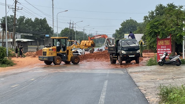 Bình Thuận: Mưa lớn gây sạt lở, ách tắc giao thông ở Phan Thiết- Ảnh 3.