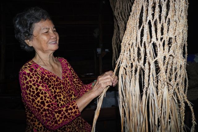 Nghề lạ miền Tây: Người truyền nghề đánh võng chuối cuối cùng ở cồn Sơn - Ảnh 1.