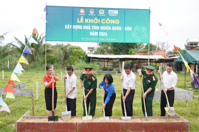 Tặng nhiều công trình trong ngày cao điểm Chiến dịch tình nguyện 'Hành quân xanh'- Ảnh 6.