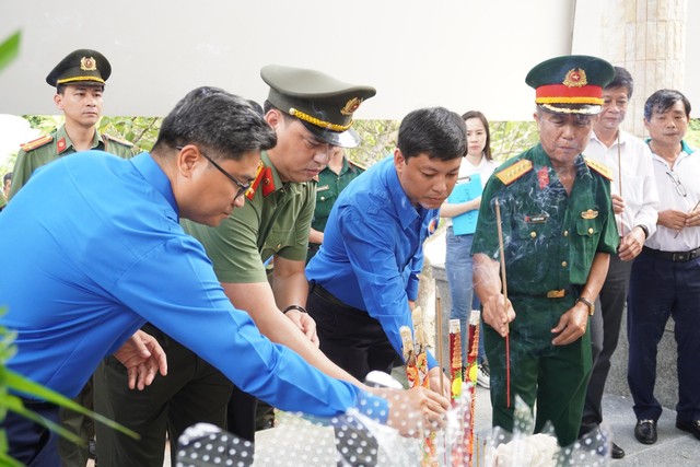 Tặng nhiều công trình trong ngày cao điểm Chiến dịch tình nguyện 'Hành quân xanh'- Ảnh 2.