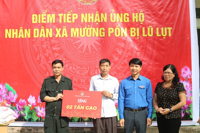 Bí thư thường trực T.Ư Đoàn thăm hỏi người dân bị lũ quét tại Điện Biên- Ảnh 2.