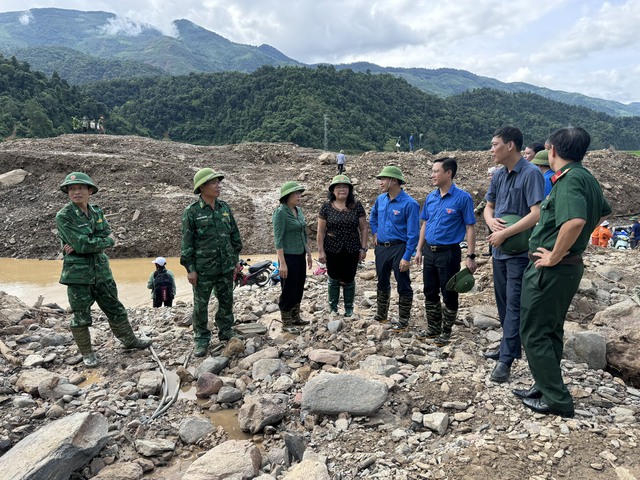 Bí thư thường trực T.Ư Đoàn thăm hỏi người dân bị lũ quét tại Điện Biên- Ảnh 1.