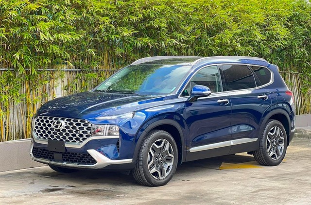 Hyundai Santa Fe mới sắp trình làng, đại lý giảm giá 'xả hàng' bản cũ- Ảnh 1.