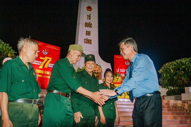 Nghĩa tình tháng bảy: Dâng hương tại nghĩa trang, gói bánh chưng cúng liệt sĩ - Ảnh 4.