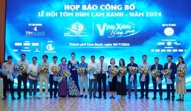 120 món ăn chế biến từ tôm hùm Cam Ranh xác lập kỷ lục Việt Nam- Ảnh 1.