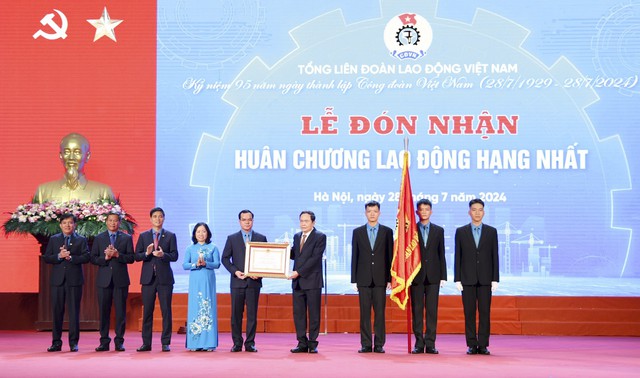 Tổng liên đoàn Lao động Việt Nam được tặng thưởng Huân chương Lao động hạng nhất- Ảnh 1.