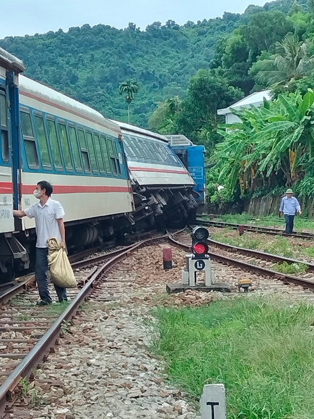 Tàu SE11 trật bánh tại Huế, đường sắt tê liệt- Ảnh 1.