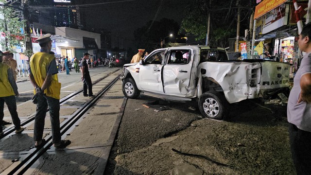 Đồng Nai: Ô tô bán tải bị tàu hỏa hất tung, 2 người tử vong- Ảnh 1.