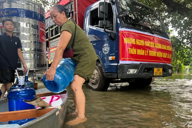 Nước tiếp tục tràn qua đê, người già, trẻ nhỏ vùng rốn lũ Hà Nội đi sơ tán- Ảnh 9.