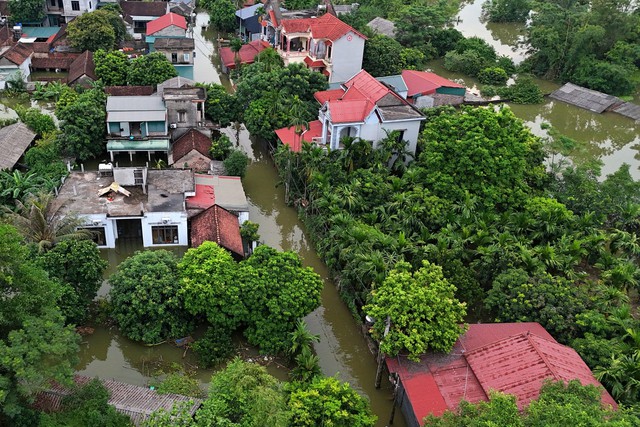 Bí thư Hà Nội thị sát vùng rốn lũ, nơi hàng nghìn hộ dân bị nước cô lập- Ảnh 3.