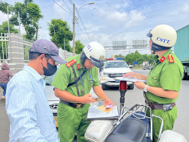 CSGT TP.Thủ Đức xử lý hàng chục tài xế taxi dừng đỗ trước Bệnh viện Ung bướu- Ảnh 2.