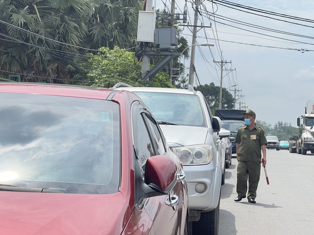 CSGT TP.Thủ Đức xử lý hàng chục tài xế taxi dừng đỗ trước Bệnh viện Ung bướu- Ảnh 4.