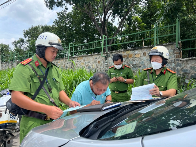 CSGT TP.Thủ Đức xử lý hàng chục tài xế taxi dừng đỗ trước Bệnh viện Ung bướu- Ảnh 1.