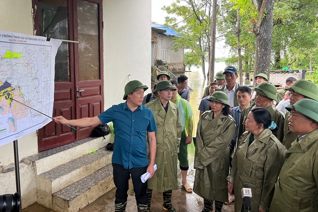 Bí thư Hà Nội thị sát vùng rốn lũ, nơi hàng nghìn hộ dân bị nước cô lập- Ảnh 1.