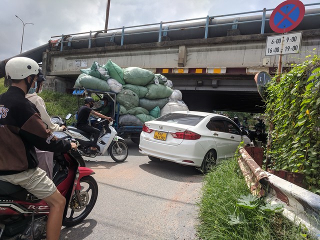 Nguy hiểm hầm chui không đủ ánh sáng- Ảnh 1.