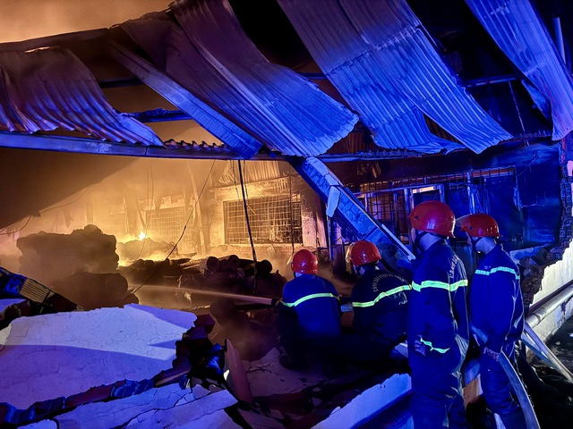 Bình Dương: Huy động hàng trăm cảnh sát chữa cháy nhà xưởng trong đêm- Ảnh 2.