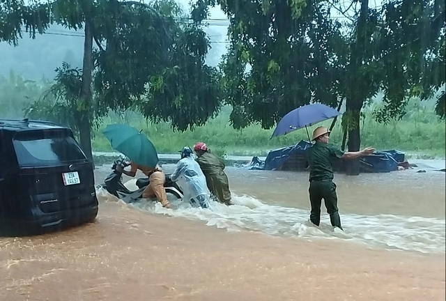 Mưa hơn 400 mm, nhiều nơi ở Hà Giang 'chìm' trong biển nước- Ảnh 6.