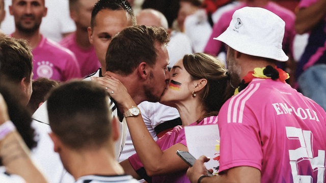 HLV Nagelsmann bất ngờ 'quay xe', cấm cầu thủ đội tuyển Đức gặp vợ hay bạn gái- Ảnh 4.