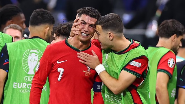 Lộ lý do Ronaldo khóc nức nở: Không phải do đá hỏng phạt đền mà vì… mẹ- Ảnh 1.