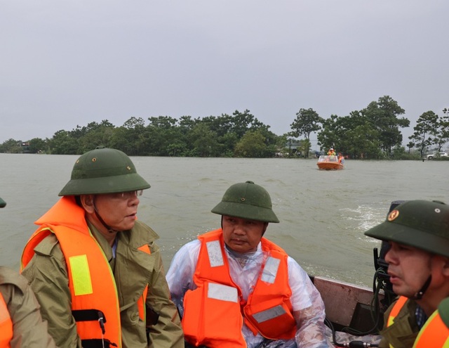 Phó thủ tướng Lê Thành Long thị sát vùng 'rốn lũ' Hà Nội- Ảnh 1.