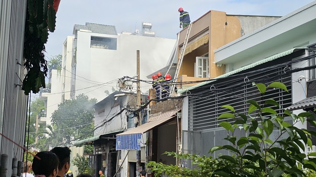 Cháy kho vải, người dân trong hẻm vội đưa ô tô ra ngoài- Ảnh 2.