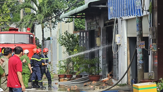 Cháy kho vải, người dân trong hẻm vội đưa ô tô ra ngoài- Ảnh 1.