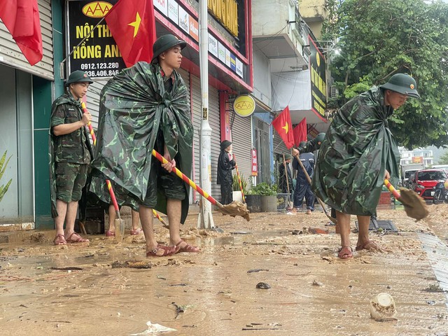 Nước mưa, bùn đất uy hiếp TP.Hạ Long
- Ảnh 11.