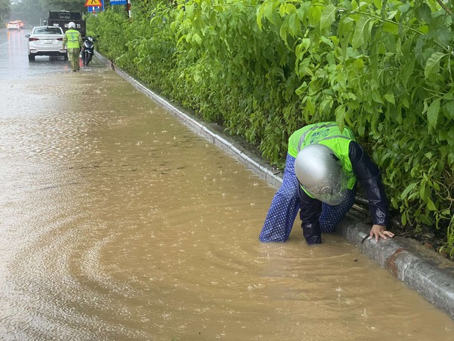 Nước mưa, bùn đất uy hiếp TP.Hạ Long
- Ảnh 12.