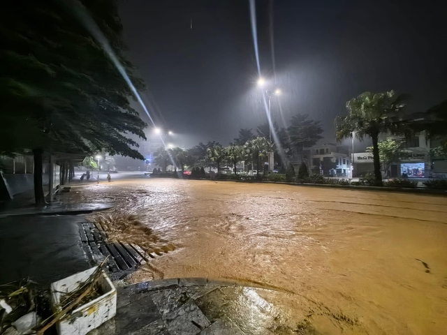 Mưa lớn suốt đêm, Hạ Long chìm trong biển nước - Ảnh 3.