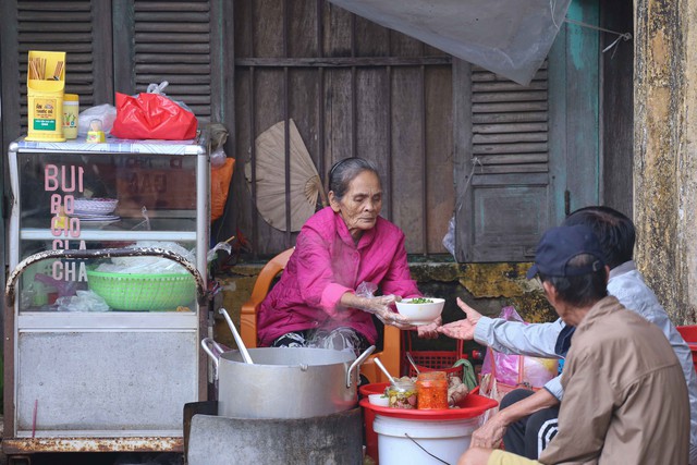 Bún bò Huế là món ăn nổi tiếng gắn liền với thành phố này